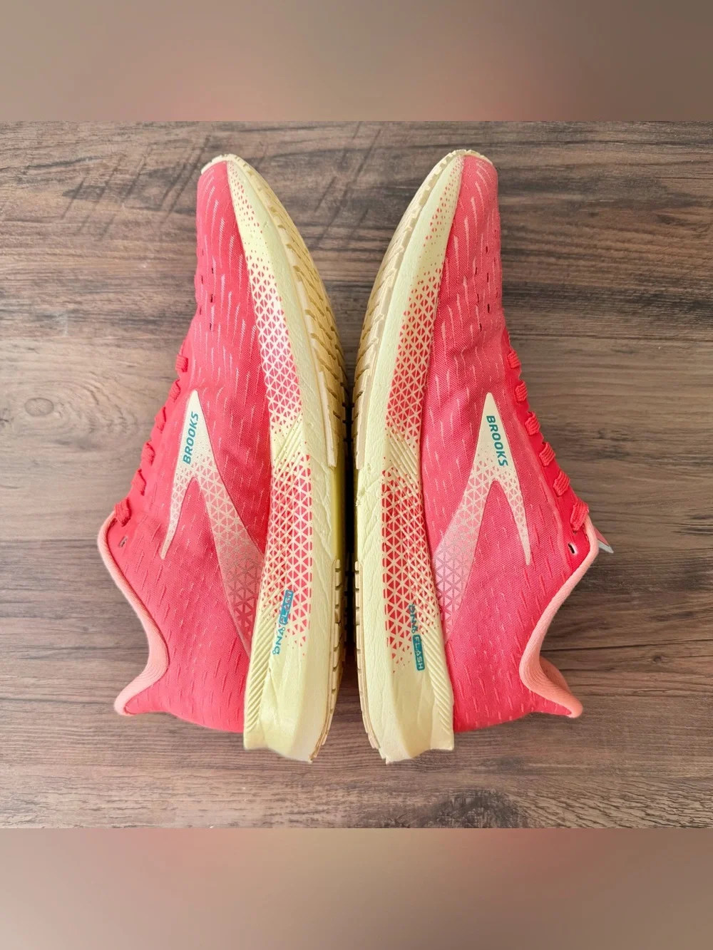 Brooks Women’s Hyperion Tempo in Hot Coral/Flan/Yellow (Size: 8.5-B) Great Cond!